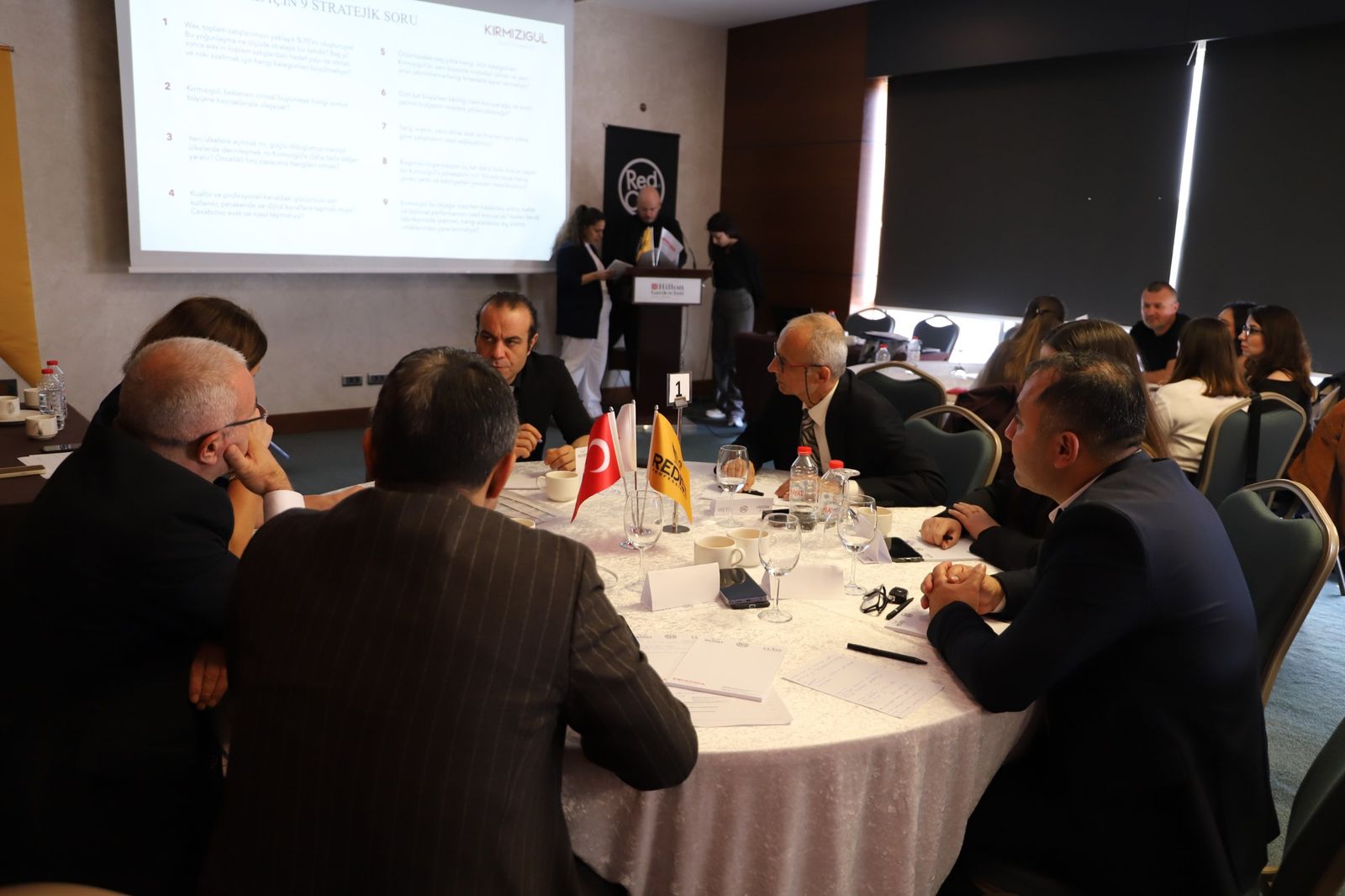 Katılımcılar masa çalışmasında stratejik soruları değerlendiriyor